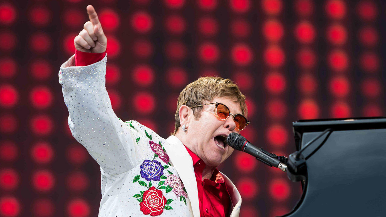 Metallica-Kollaborateur Elton John 2017 bei einem Auftritt in London