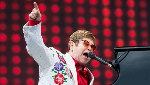 Metallica-Kollaborateur Elton John 2017 bei einem Auftritt in London