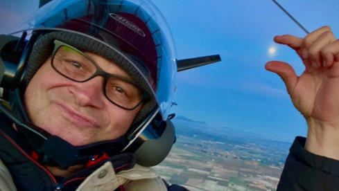 Lars "Ratz" Ranzenberger im Flugzeug