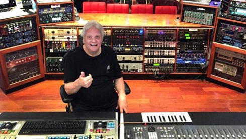 Michael Wagener an seinen Reglern