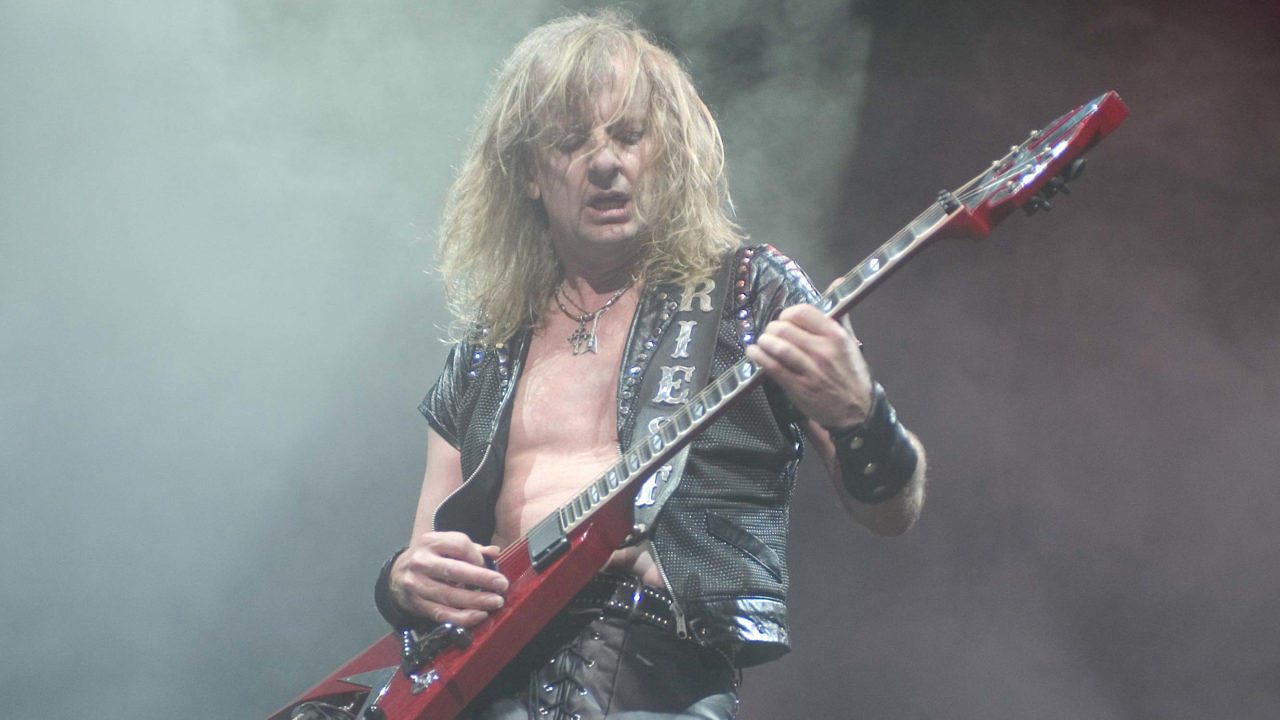 K.K. Downing bei einer Judas Priest-Show am 21. August 2004 in Chicago