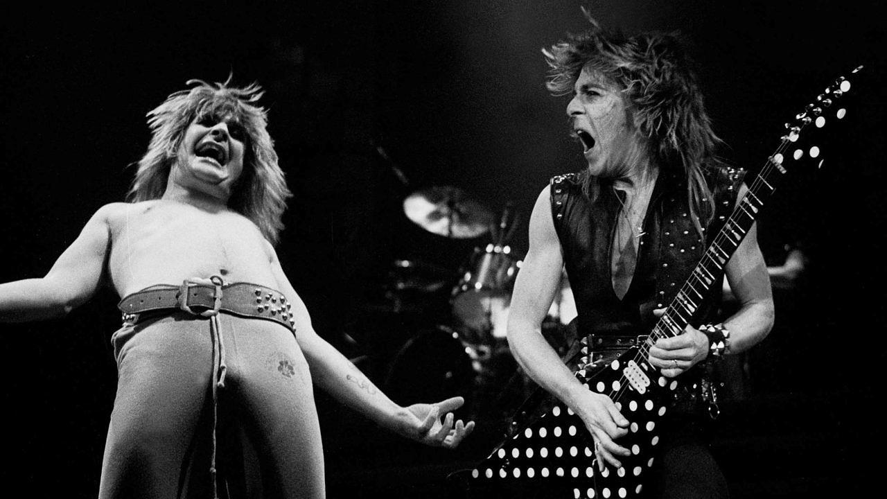 Ozzy Osbourne (l.) mit Gitarrist Randy Rhoads am 24. Januar 1982 im Rosemont Horizon in Rosemont, Illinois