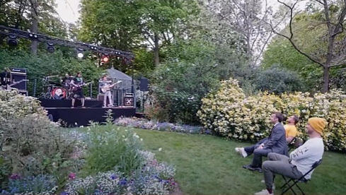 Der französische Präsident Emmanuel Macron mit dem Comedy-Duo McFly et Carlito beim Ultra Vomit-Gig im Garten des Élysée-Palasts