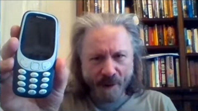 Iron Maiden-Sänger Bruce Dickinson präsentiert sein "neues" "Smartphone"