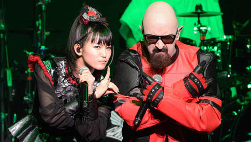 Babymetal-Sängerin Su-metal und Rob Halford von Judas Priest beim gemeinsamen Auftritt bei den Alternative Press Music Awards 2016 in Columbus, Ohio