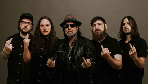 Phil Campbell (M.) And The Bastard Sons verzichten fortan auf Frontmann Neil Starr (2.v.l.)