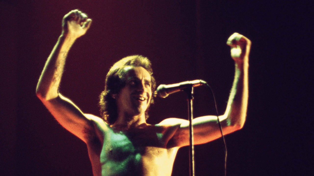 Bon Scott mit AC/DC beim Konzert in Hollywood im Februar 1977