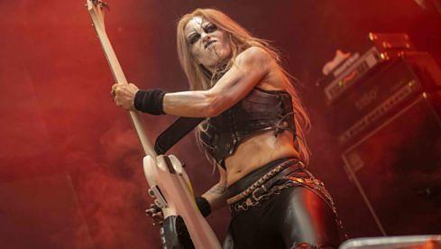 Mia Wallace im Jahr 2019 mit Abbath beim Beyond The Gates