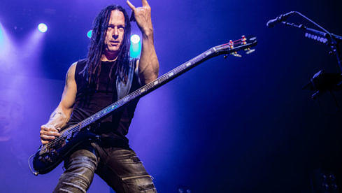 John Moyer mit Disturbed bei Afas Live in Amsterdam am 7. Mai 2019