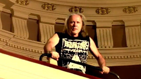 Iron Maiden-Frontmann Bruce Dickinson im "Belshazzar's Feast"-Shirt