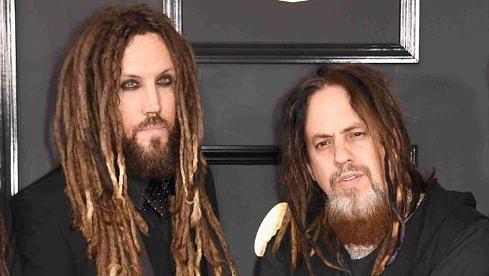 Brian "Head" Welch (l.) und Reginald "Fieldy" Arvizu mit Korn bei der Grammy-Verleihung im Jahr 2017