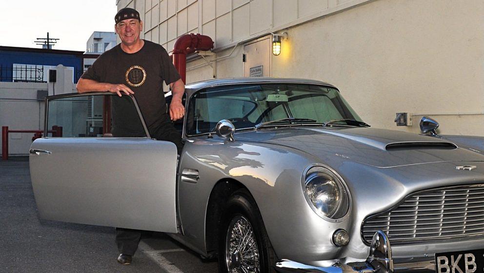 Rush-Drummer Neil Peart mit seinem Aston Martin