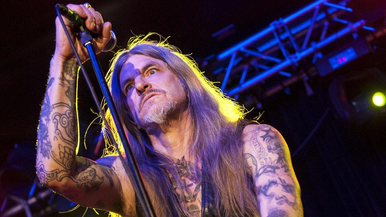 Scott "Wino" Weinrich (hier bei einem Saint Vitus-Gig 2013 in Birmingham) ist jetzt Querdenker und Corona-Kritiker