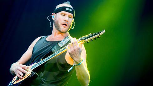 Adam Dutkiewicz im Jahr 2019 bei einer Killswitch Engage-Show in Quebec City