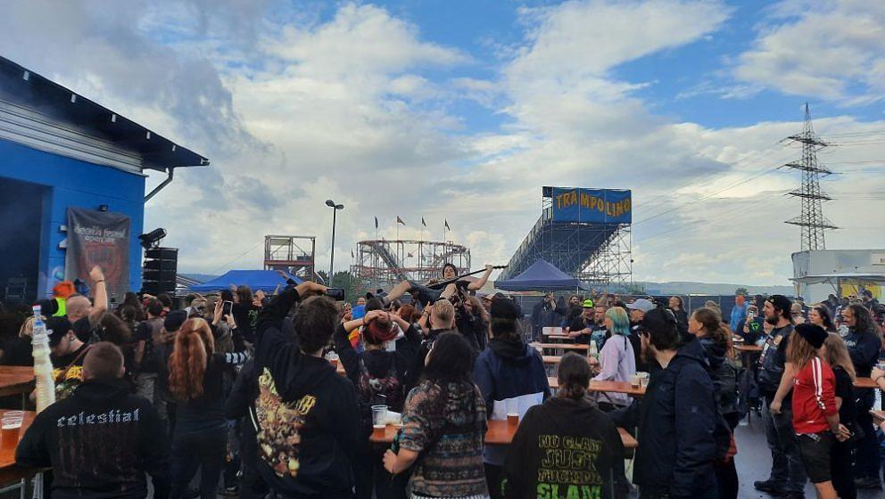 Einmal im Schatten der Achterbahn rocken