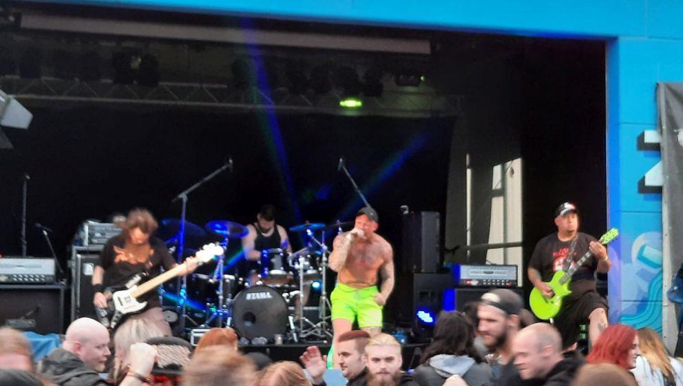 Kleiner Pit vor der Bühne bei Rectal Smegma