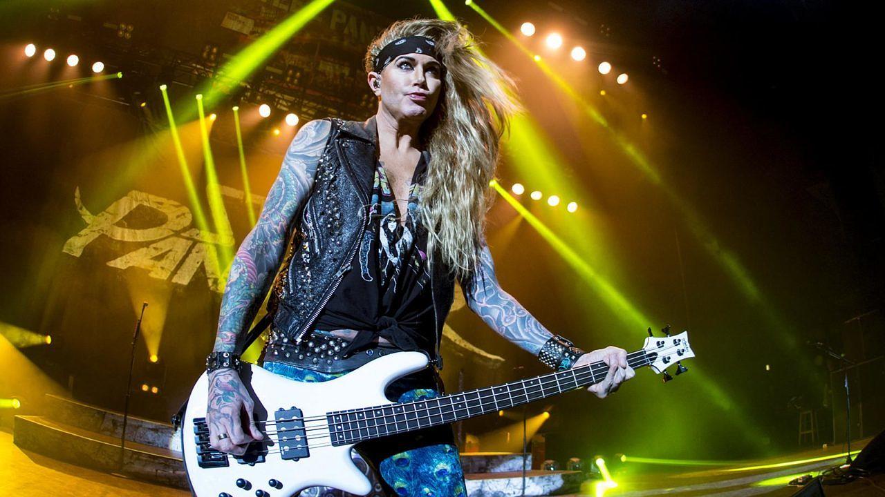 Lexi Foxxx mit Steel Panther 2018 im Londoner Hammersmith Apollo