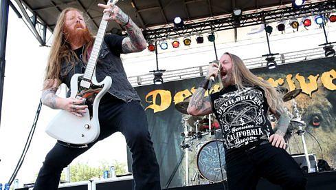 Dez Fafara (r.) und Neal Tiemann bei einer Devildriver-Show 2016 in San Antonio, Texas