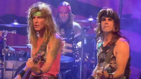 Der neue Steel Panther-Bassist Rikki Dazzle (l.) macht eine gute Figur