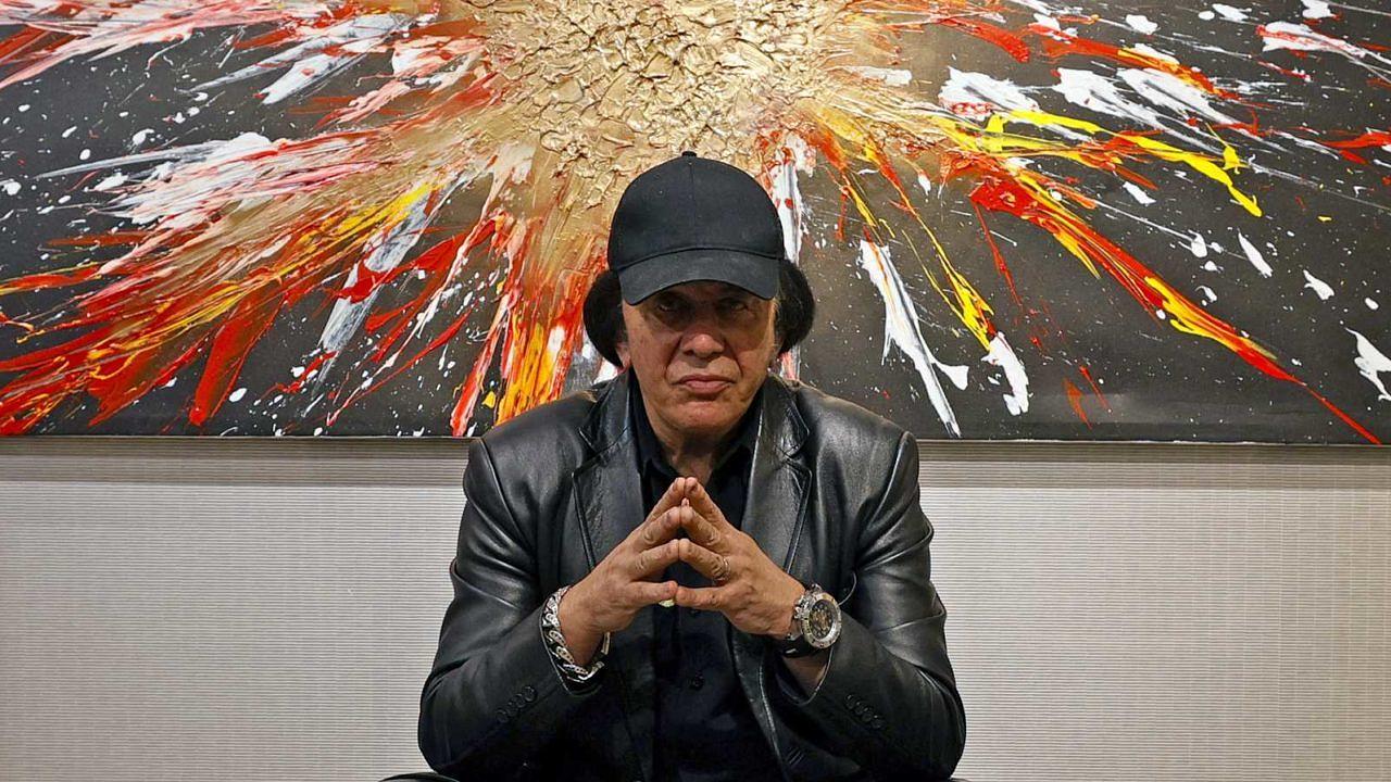 Kiss-Bassist Gene Simmons vor seinem Acryl-Gemälde "The Birth" in der Animazing Gallery in Las Vegas am 21. Oktober 2021
