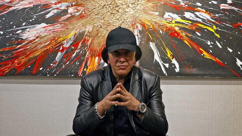 Kiss-Bassist Gene Simmons vor seinem Acryl-Gemälde 'The Birth' in der Animazing Gallery in Las Vegas am 21. Oktober 2021