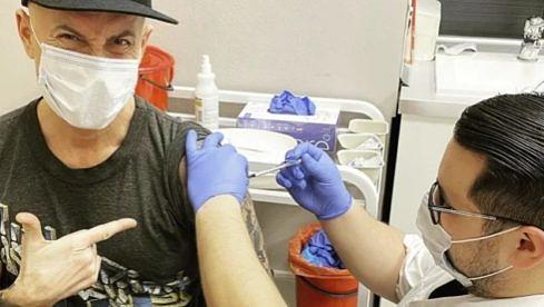 Nergal bei seiner Booster-Impfung