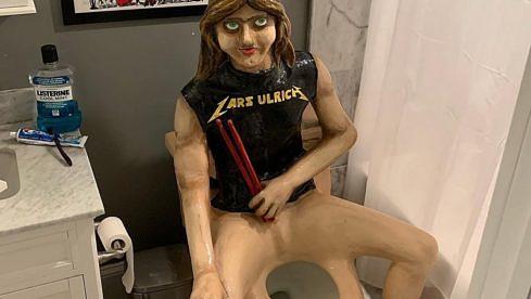 Ist die Lars Ulrich-Toilette nicht gar wunderhübsch?