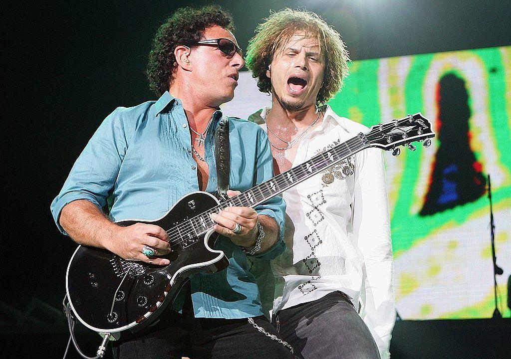 Journey-Gitarrist Neal Schon (l.) und Sänger Jeff Scott Soto live im Mandalay Bay Events Center in Las Vegas am 18. Augus...
