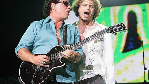 Journey-Gitarrist Neal Schon (l.) und Sänger Jeff Scott Soto live im Mandalay Bay Events Center in Las Vegas am 18. Augus...