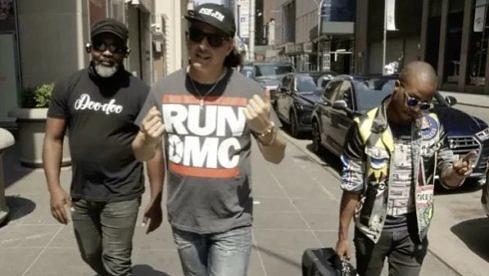 Testament-Gitarrist Alex Skolnick (M.) versucht sich mit einer lockeren Herangehensweise an einem neuen Genre