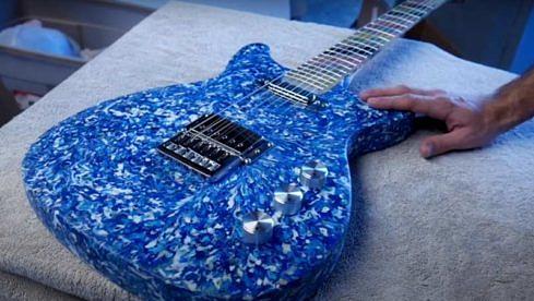 Youtuber Burl hat eine E-Gitarre aus Meeresplastik gebaut