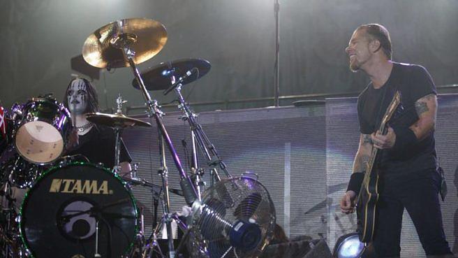 Beim Download Festival 2004 half Slipknot-Drummer Joey Jordison (l.) bei Metallica aus