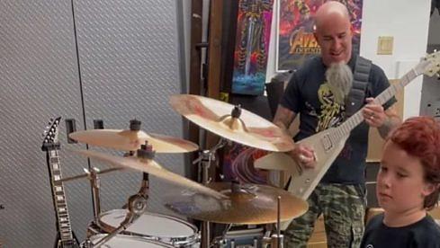 Scott Ian und sein Sohn Revel Young Ian zocken eine Runde System Of A Down