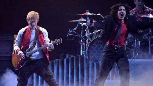 Ed Sheeran und Oli Sykes von Bring Me The Horizon bei den Brit Awards 2022