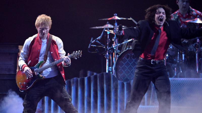 Ed Sheeran und Oli Sykes von Bring Me The Horizon bei den Brit Awards 2022