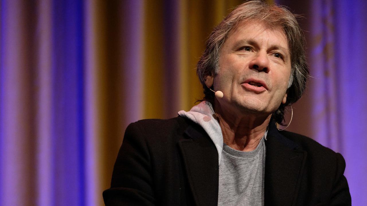 Iron Maiden-Frontmann Bruce Dickinson 2018 bei der Vorstellung seines Buches "What Does This Button Do?" in Köln
