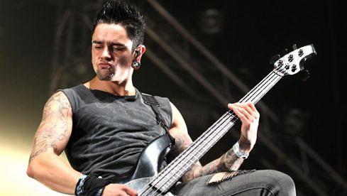 Jason James 2013 mit Bullet For My Valentine beim Lowlands Festival im niederländischen Biddinghuizen