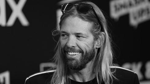 Taylor Hawkins bei der Einführung der Foo Fighters in die Rock And Roll Hall Of Fame am 30. Oktober 2021 in Cleveland, Ohio