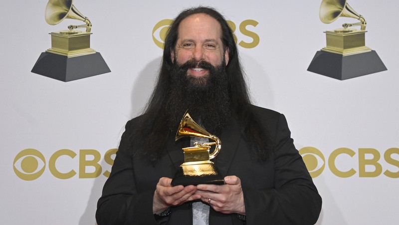 John Petrucci von Dream Theater mit seinem Grammy