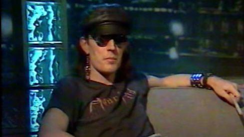 Ric Parnell (1951-2022), hier in einem Interview, das er 1988 als fiktiver Charakter Mick Shrimpton gab