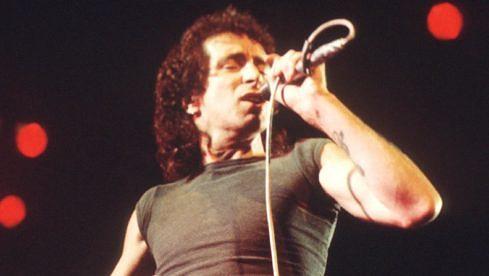 Bon Scott bei einer AC/DC-Show 1976 in Großbritannien