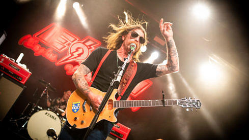 Jesse Hughes mit Eagles Of Death Metal am 11. April 2022 im Trix in Antwerpen, Belgien.