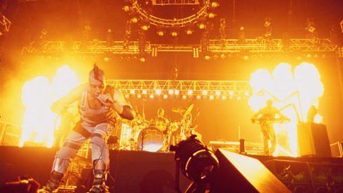 Rammstein in der Cox Arena von San Diego (Show im Rahmen der Pledge Of Allegiance Tour 2001)