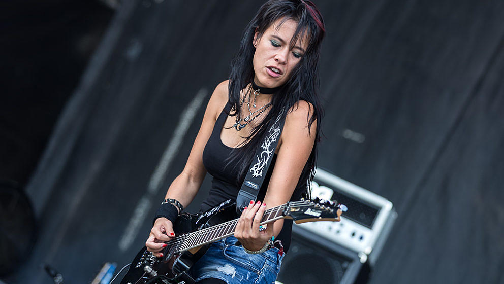 Ex-Evanescence-Gitarristin Jen Majura