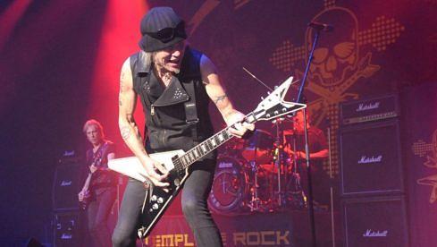 Auch die Dean-Gitarre, die Michael Shenker spielt, ist von Gibson abgekupfert