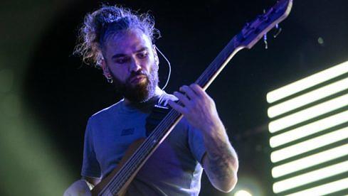 Eugene Abdukhanov mit Jinjer am 27. Oktober 2021 in San Francisco