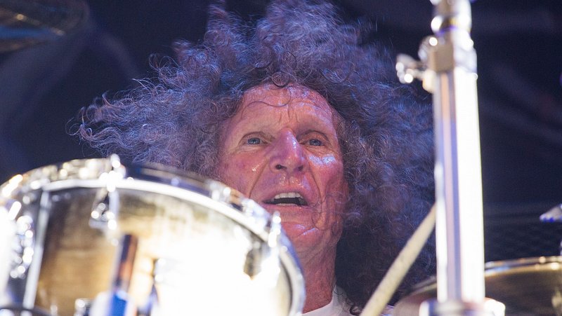 Tommy Aldridge beim Whitesnake-Konzert am 9. August 2015 in Austin, Texas