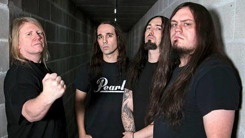 Brad Parris (r.) steigt bei Nile aus