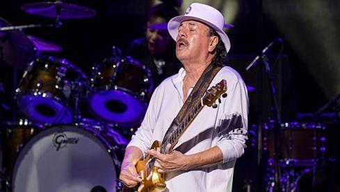 Carlos Santana schnappt während seines 40-minütigen Auftritts am 5. Juli 2022 im Pine Knob Music Theatre in Clarkston, Michigan nach Luft