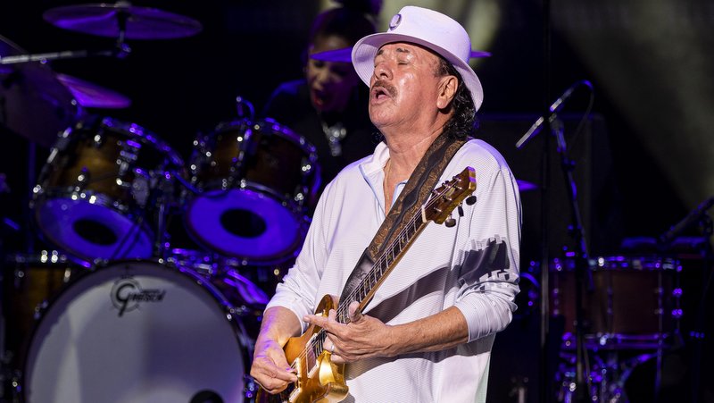 Carlos Santana schnappt während seines 40-minütigen Auftritts am 5. Juli 2022 im Pine Knob Music Theatre in Clarkston, Michigan nach Luft